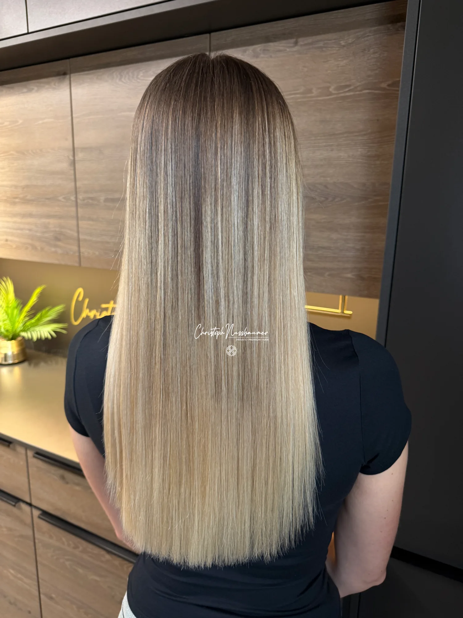 Seidig glattes, glänzendes Haar nach der sanften Glättung im Privatsalon St. Pölten
