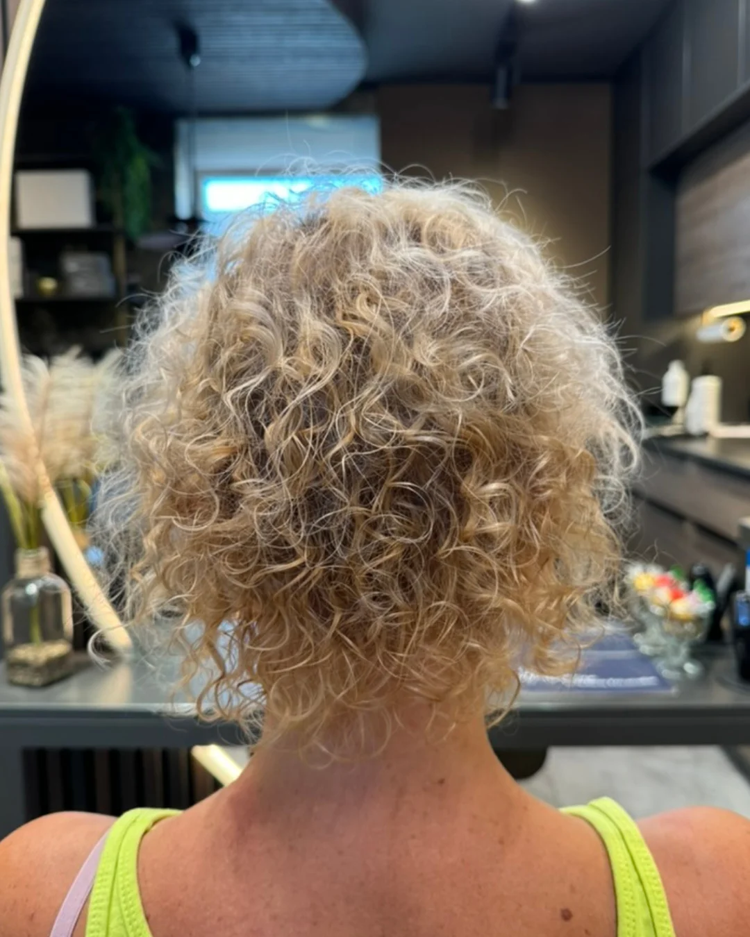 Nachher – mehr Volumen im lockigen Haar