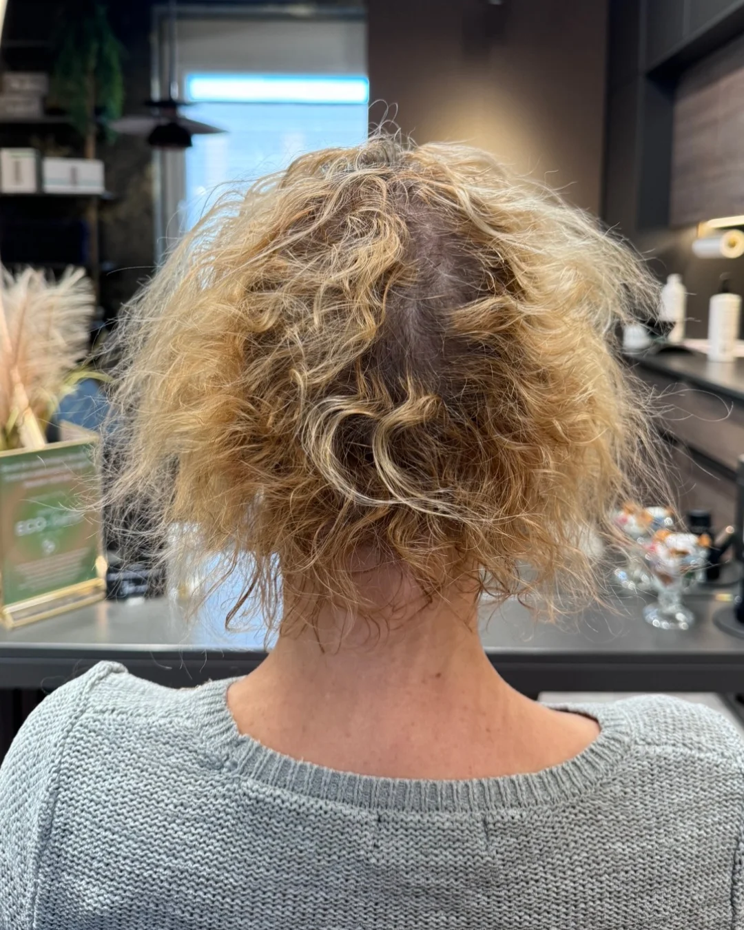 Vorher – feines, lockiges Haar mit wenig Volumen