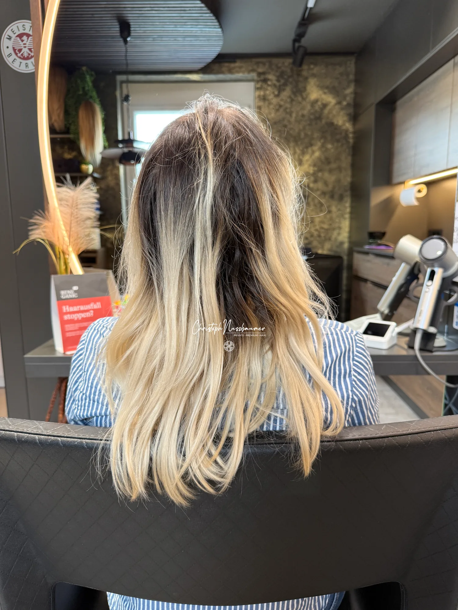 Vorher – ungleichmäßiges, zu kühles Blond vor der Korrektur