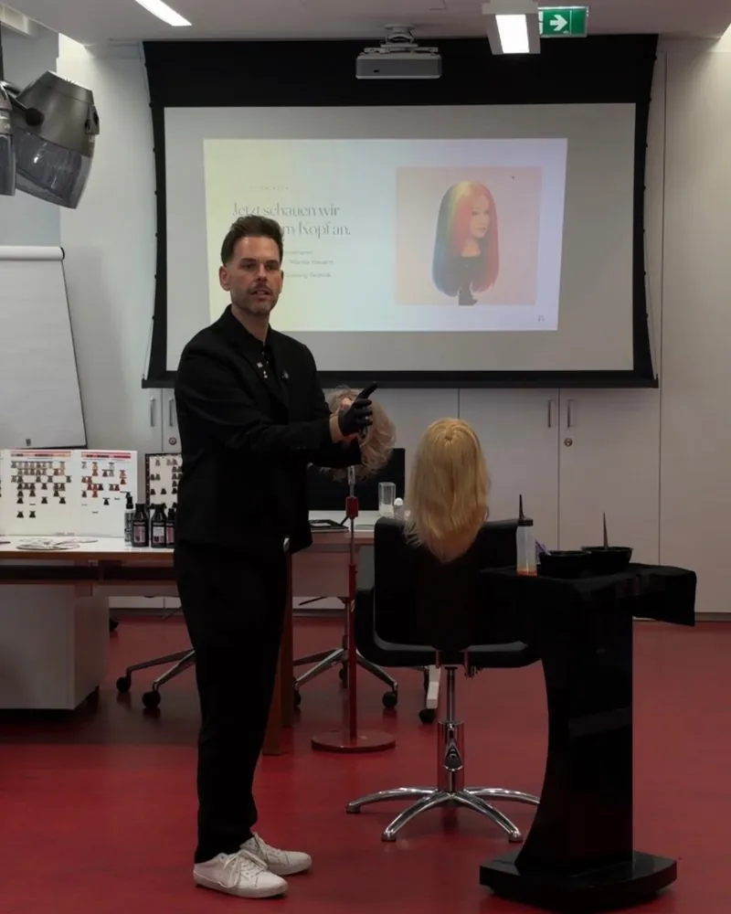 Christoph Nussbaumer zeigt Dimensional Balayage am Trainingskopf im Seminar am WIFI St. Pölten