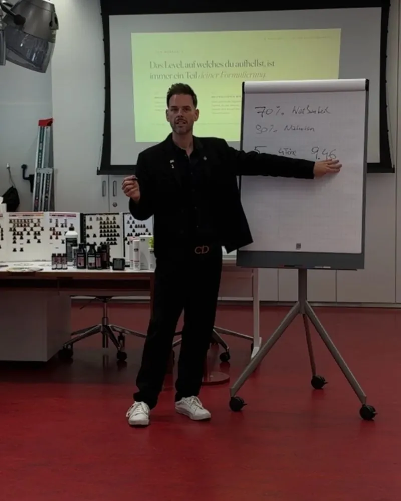 Christoph Nussbaumer erklärt am Flipchart im Seminar