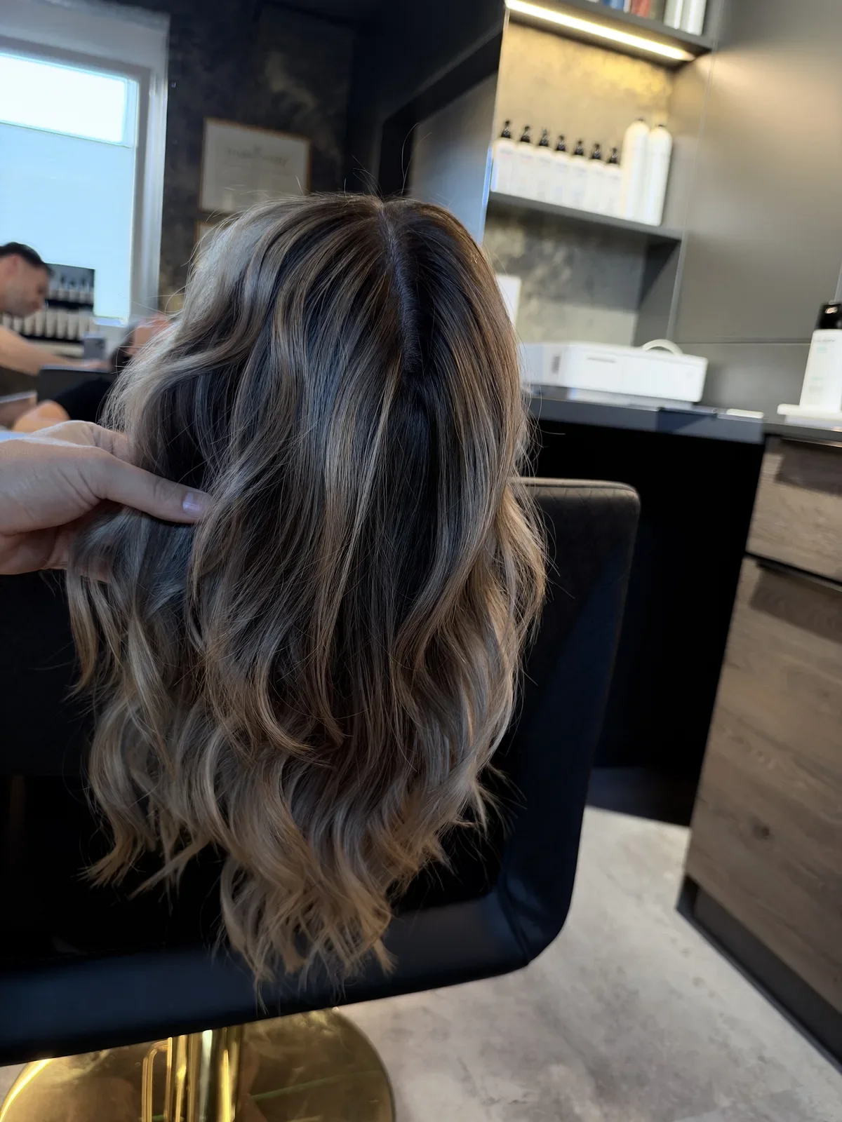 Braune Balayage mit hellen Lichtern, gepflegt nach dem Hair-Spa-Ritual, Privatsalon St. Pölten