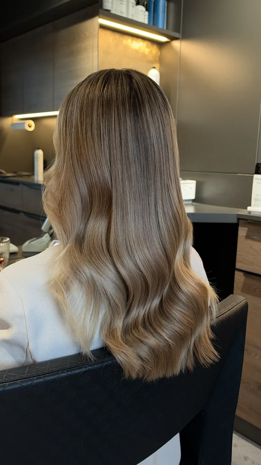 Langes, glänzendes Haar mit weichem Blond nach dem Termin im Privatsalon von Christoph Nussbaumer, St. Pölten