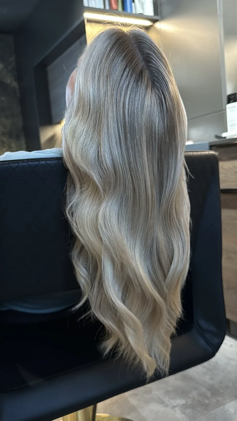 Kühles Foilyage-Blond in langen Wellen, Privatsalon St. Pölten