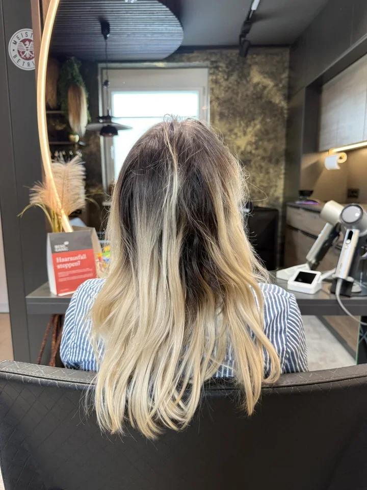 Vorher: zu helles, kontrastloses Blond vor der Reverse Balayage